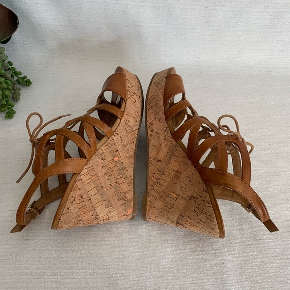 GUESS Elsiee Caramel Strappy Lace-up Wedge Heel Sandals Woman’s 7.5M - Picture 8 of 11